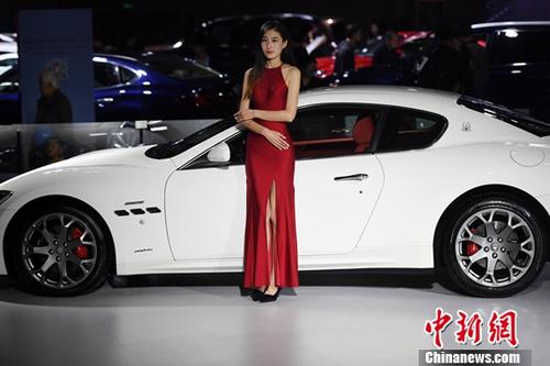 11月9日，2017第14屆中國西南（昆明）國際汽車博覽會在昆明滇池國際會展中心開展，市民欣賞了一場汽車盛宴。會展現(xiàn)場還展出了新能源汽車及機車。<a target='_blank' href='http://www.chinanews.com/'>中新社</a>記者李進紅攝