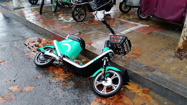 請(qǐng)把車子放好吧！