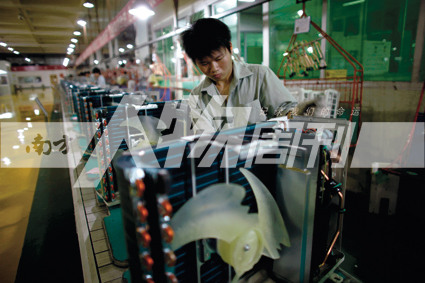 2010年5月10日，珠海格力電器工廠里，工人正在流水線上生產(chǎn)家用空調(diào)（方迎忠）