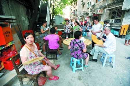 昨日，沙坪壩渝碚路，停電后市民來到院壩里乘涼。記者 張路橋 實習(xí)生 陳超 攝