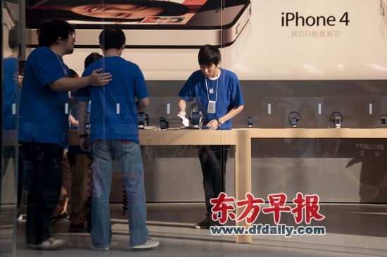 不少蘋果零售店柜臺(tái)人員說(shuō)，現(xiàn)在iPhone 4很缺貨。早報(bào)記者 王炬亮 實(shí)習(xí)生 楊深來(lái) 圖