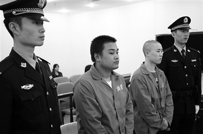 吳澤西（光頭者）與雷雨聲在庭上受審。通訊員 李森 攝