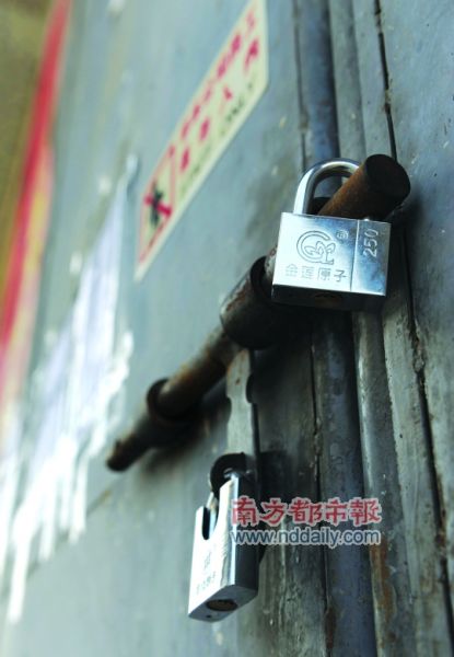 生產(chǎn)LED燈具的南海丹灶帥亮五金制品廠大門緊鎖，老板走佬。南都記者 陳志剛 攝