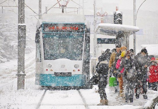 冬季，大連市民在雪中等候202路鐺鐺車 新華社發(fā)(呂文正 攝) 