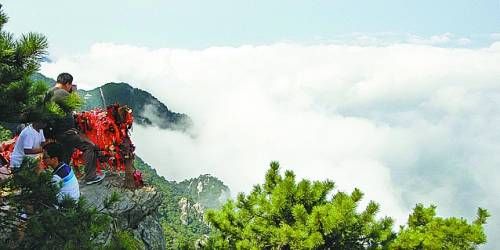  廬山云霧變幻莫測，常常轉(zhuǎn)瞬間便換了模樣。